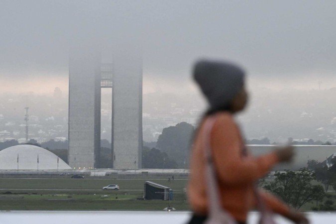 Bom dia, Brasília! Quem levantou cedo atravessou a cidade embaixo de um nevoeiro nesta sexta-feira - (crédito: Carlos Vieira/CB/DA Press)