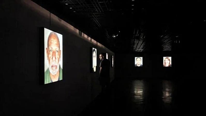Faces de Ana Lima. Visitação até 14 de junho, de terça a sexta, 10h às 18h; sábados, domingos e feriados, das 13h às 17h, no Museu dos Correios (SCS, Quadra 4, Edifício Apollo). Não recomendado para menores de 14 anos