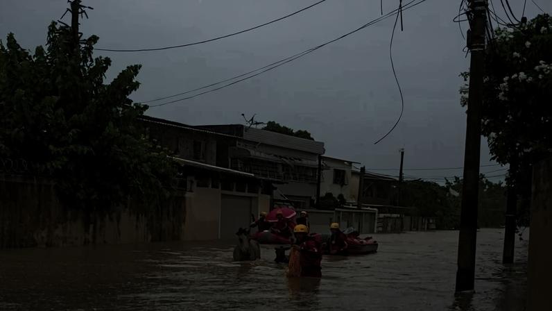 Bombeiros usam botes para retirar moradores dos bairros alagados pelas chuvas que atingem a Região Metropolitana de Recife desde sexta-feira - (crédito: CBM-PE/Divulgação)