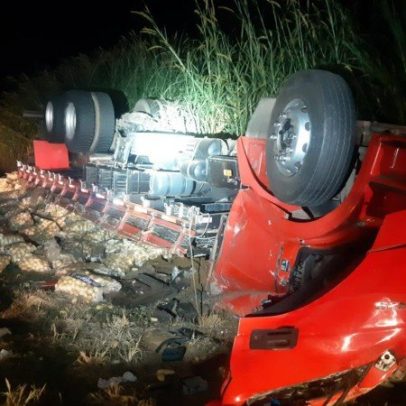 Caminhão de batatas tomba na BR-262 e motorista fica em estado grave