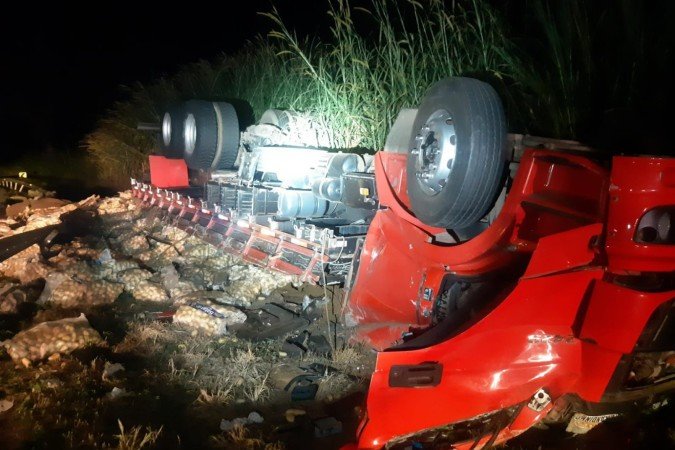Com o impacto, a carga de batatas transportada pelo caminhão ficou espalhada às margens da via - (crédito: PRF/Reprodução)