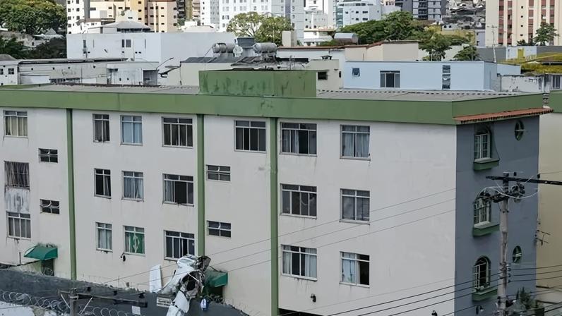 O avião monomotor saiu do Aeroporto da Pampulha e seguia para São Paulo. Após a decolagem a aeronave perdeu força e atingiu um prédio do Bairro Silveira, em BH. - (crédito: Leandro Couri/EM/D.A.Press)
