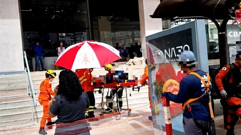 Homem caiu de um andaime a uma altura de aproximadamente 4 metros, enquanto trabalhava na obra de um supermercado em Águas Claras - (crédito: Foto: Divulgação/ SOINP/CBMDF)