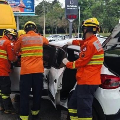 Ônibus escolar colide com carro no Lago Sul; dois ficam feridos