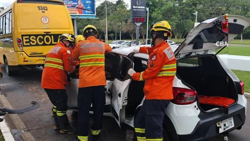 Quando o Corpo de Bombeiros chegou ao local, o motorista do carro estava preso às ferragens e foi socorrido - (crédito: Foto: Divulgação/SOINP/CBMDF)
