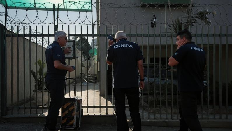 As equipes seguem atuando na área para aprofundar a análise das circunstâncias e dinâmica do acidente, que deixou três mortos e dois feridos - (crédito: Edésio Ferreira/EM/D.A.Press)