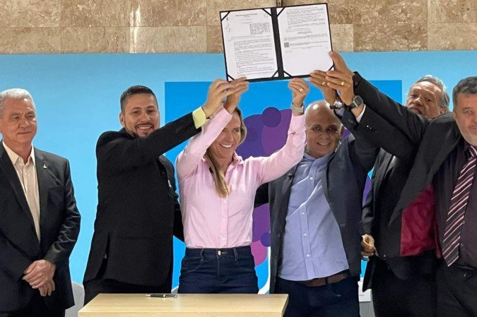 Celina sanciona Lei que permite transferência de outorgas de táxi no DF e garante direito a herdeiros - (crédito: Davi Cruz/CB/DA Press)