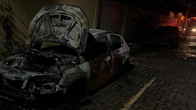 Bombeiros combatem incêndio em veículos em Arniqueiras - (crédito: CBMDF/Divulgação)