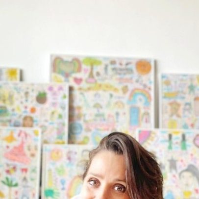 Juna transforma desenhos infantis em obras que eternizam a infância