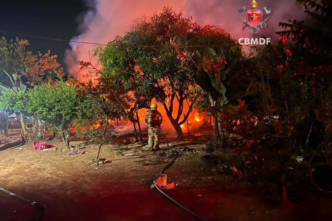 Incêndio destrói barraco em Samambaia e mobiliza Corpo de Bombeiros - (crédito: Divulgação/CBMDF)