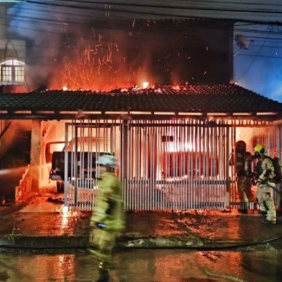 Incêndio atinge residência e destrói duas caminhonetes no Riacho Fundo II