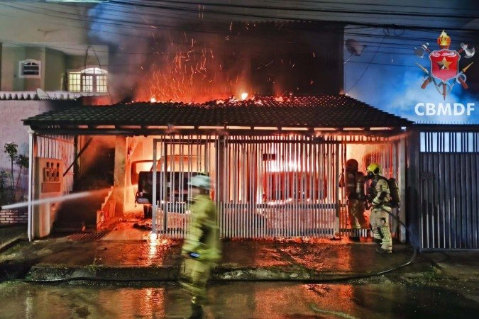 Incêndio destrói duas caminhonetes e atinge residência no Riacho Fundo II