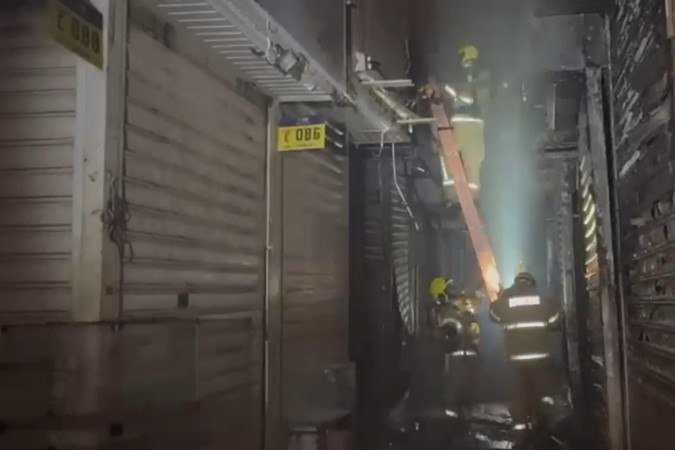 Bombeiros combatem incêndio na Feira dos Importados - (crédito: Divulgação/CBMDF)