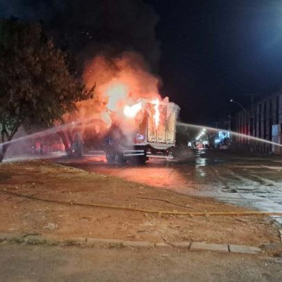 Incêndio em caminhões de carga mobiliza oito viaturas dos Bombeiros no SAAN