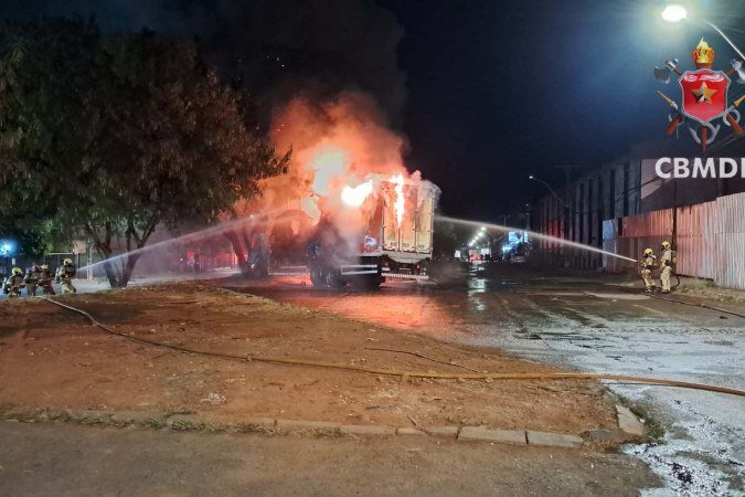 CBMDF combate incêndio em caminhões de carga no SAAN