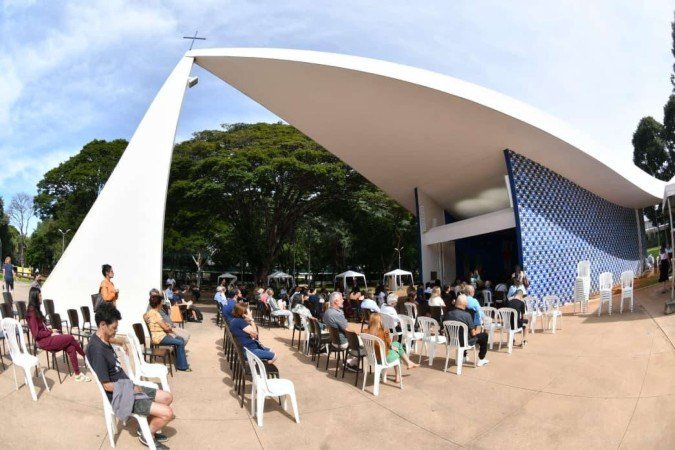 Fiéis se reúnem na Igrejinha para celebrar o dia de Nossa Senhora de Fátima - (crédito: Ed Alves/CB/D.A Press)