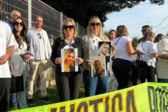 Mãe e tia cobram por justiça em ato em frente ao Fórum do Guará - (crédito: Beatriz Mascarenhas/CB/D.A Press)