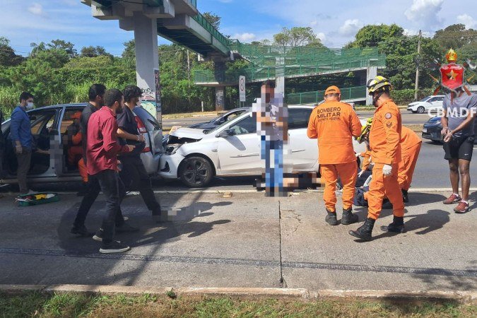 Engavetamento na EPTG deixa dois feridos - (crédito: CBMDF/Divulgação)