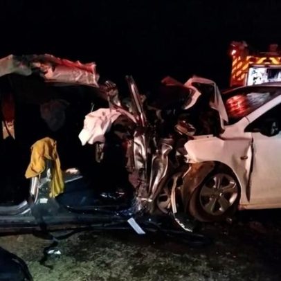 Duas pessoas morrem em colisão frontal entre carros na BR-251