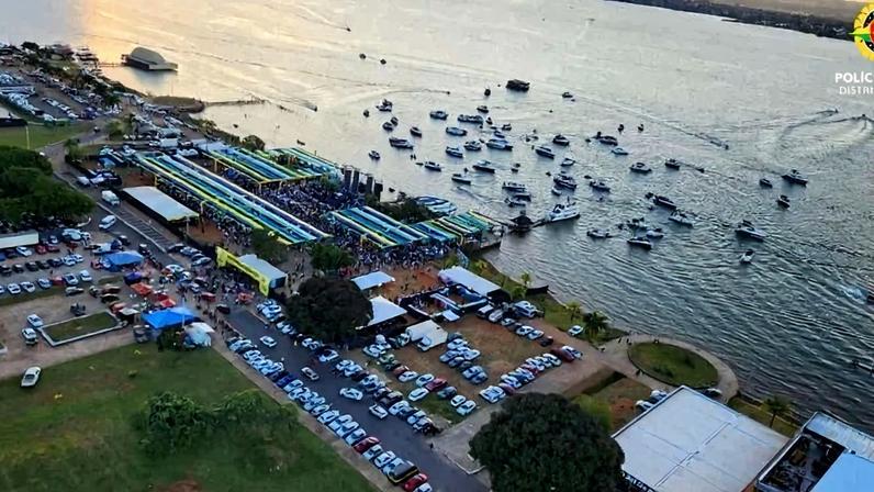 A embarcação M BUSS foi flagrada com excesso de passageiros neste domingo (17). Na abordagem, a polícia encontrou resquícios de entorpecentes.