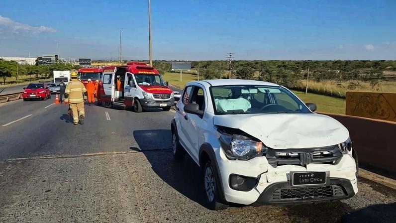 Bombeiros atendem ocorrência de trânsito no Viaduto Ayrton Senna - (crédito: CBMDF/Divulgação)
