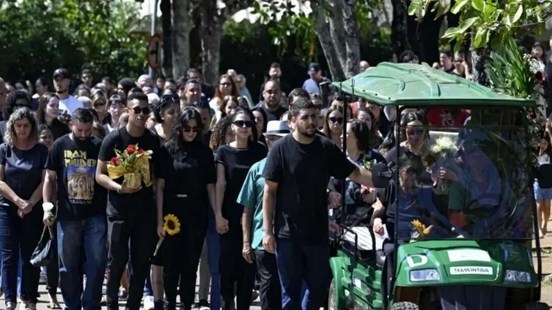 Família e amigos seguiram o cortejo até o sepultamento da vítima no Campo da Esperança, na Asa Sul - (crédito: Carlos Vieira/CB/D.A.Press)