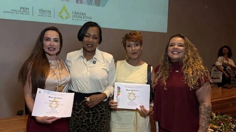 Na cerimônia estavam Dai Schmidt, idealizadora do projeto Desfile Beleza Negra (DBN), Luana Maia, subsecretária de Proteção à Mulher Luana Maia e a delegada Bruna Eiras, todas indicadas pela deputada distrital Jane Klebia - (crédito: Divulgação)