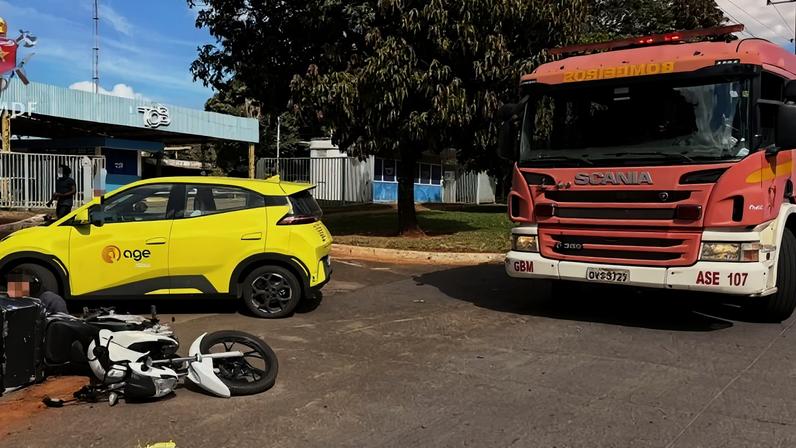 Colisão entre carro e moto no SGO deixa um ferido nesta segunda-feira (25) - (crédito: Divulgação / PCDF)