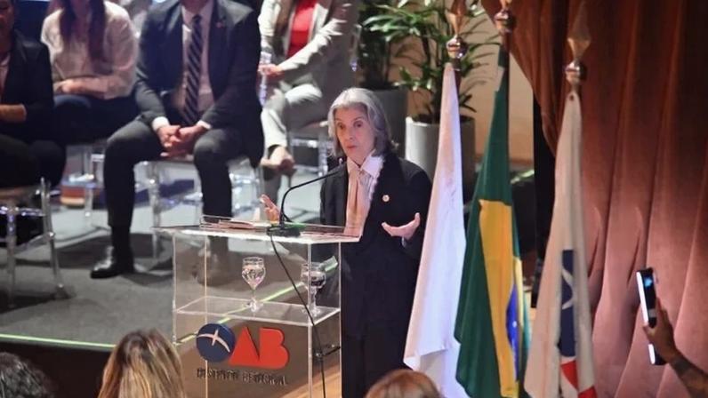 Em conferência da OAB, Cármen Lúcia defendeu paridade de gênero e afirmou que a violência contra mulheres ameaça a democracia