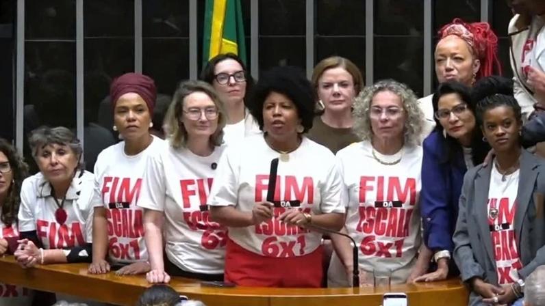 Deputadas a favor do fim da escala 6x1 discursam na bancada - (crédito: Reprodução/YouTube/Câmara dos Deputados)