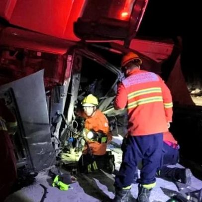 Caminhão capota na BR-060 e motorista fica ferido