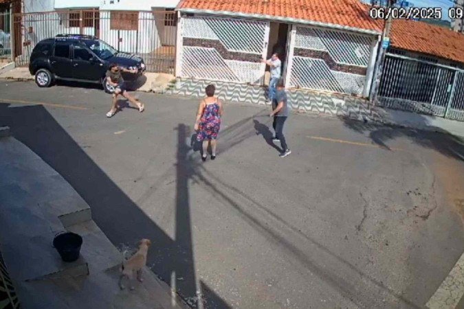 Crime ocorreu à luz do dia. Câmeras de segurança da rua gravaram o ataque a tiros - (crédito: Material cedido ao Correio )
