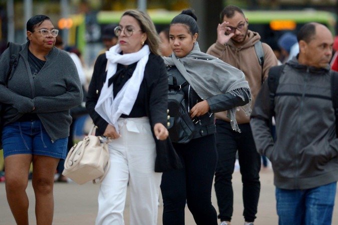 Brasilienses enfrentam manhãs frias e tardes quentes no período de estiagem - (crédito: Ed Alves/CB/DA Press)