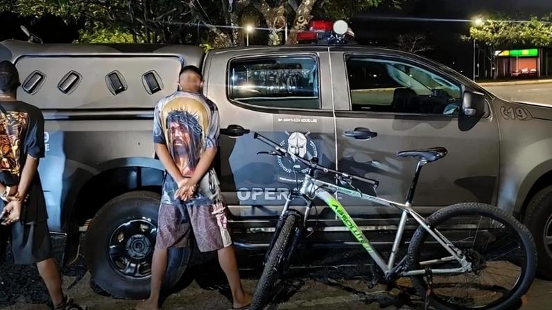 Assaltantes tentavam roubar uma bicicleta avaliada em R$ 3 mil - (crédito: PMGO/Divulgação)