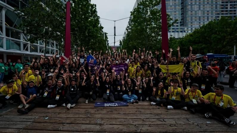 Equipes brasileiras celebram conquistas no FIRST Championship 2025/2026, em Houston, onde o país somou nove prêmios na maior competição de robótica educacional do mundo