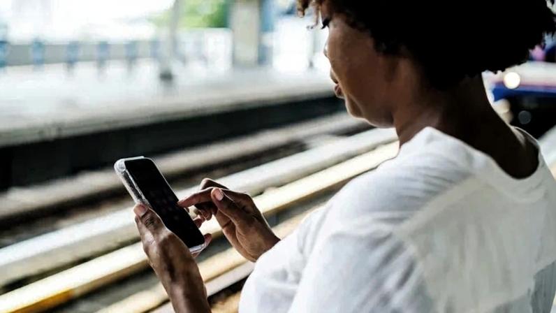 Na prática, essa economia aparece em diferentes frentes: menos atendimento manual, menos papel, menos deslocamento, menos retrabalho e menos tempo perdido pelo cidadão e pela administração pública - (crédito: Freepik)