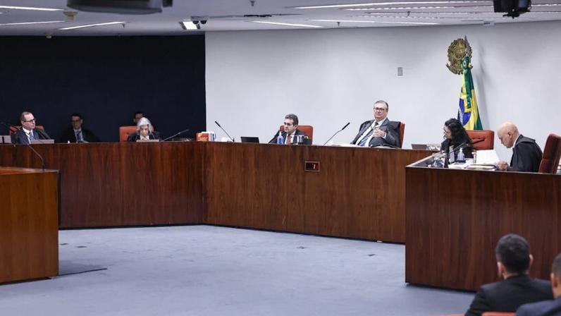 Em seu voto, o ministro Flávio Dino (ao centro), reafirmou as premissas de sua decisão monocrática de 16 de março que extinguiu a aplicação da penalidade