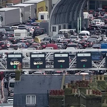 Filas em Dover devem aumentar durante as férias por fronteira da UE, diz o porto