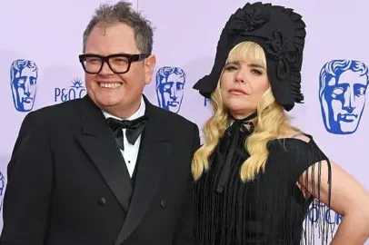 Alan Carr e Paloma Faith continuam amigos entre 9 momentos da Bafta TV