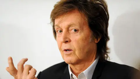 Paul McCartney elogia Paul Mescal por tocar guitarra melhor que ele