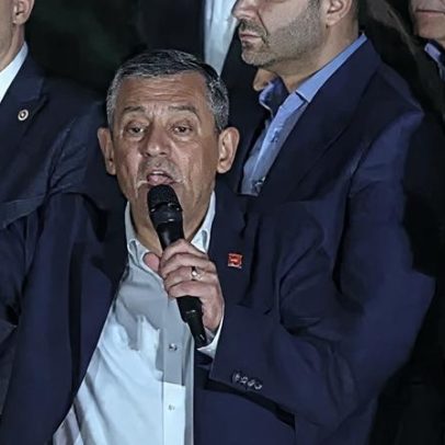 Oposição turca contesta expulsão de líderes, em decisão que beneficia Erdogan.