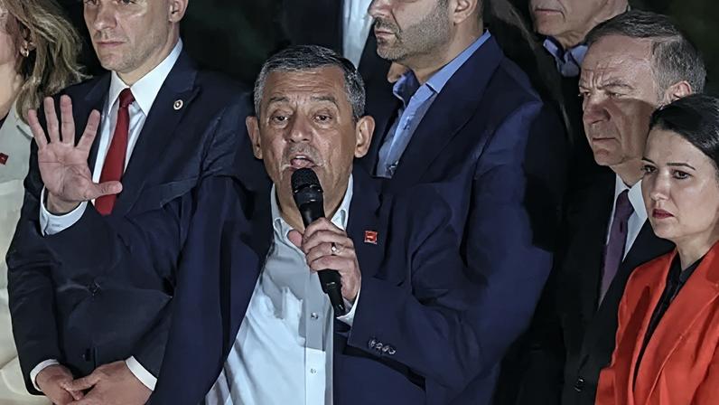 Oposição turca contesta expulsão de líderes, em decisão que beneficia Erdogan.