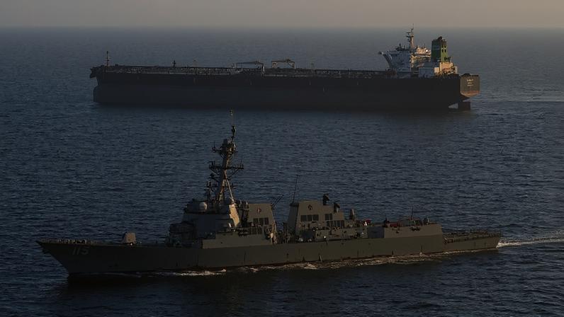 Destróier de mísseis guiados USS Rafael Peralta (DDG 115) reforça bloqueio dos EUA aos portos iranianos contra o oleoduto M/T Stream, após este ter tentado navegar até um porto iraniano em 26 de abril (Foto: EFE/ CENTCOM)
