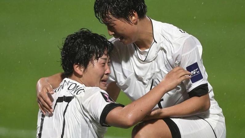 Seleção feminina da Coreia do Norte chega a Seul para disputar título