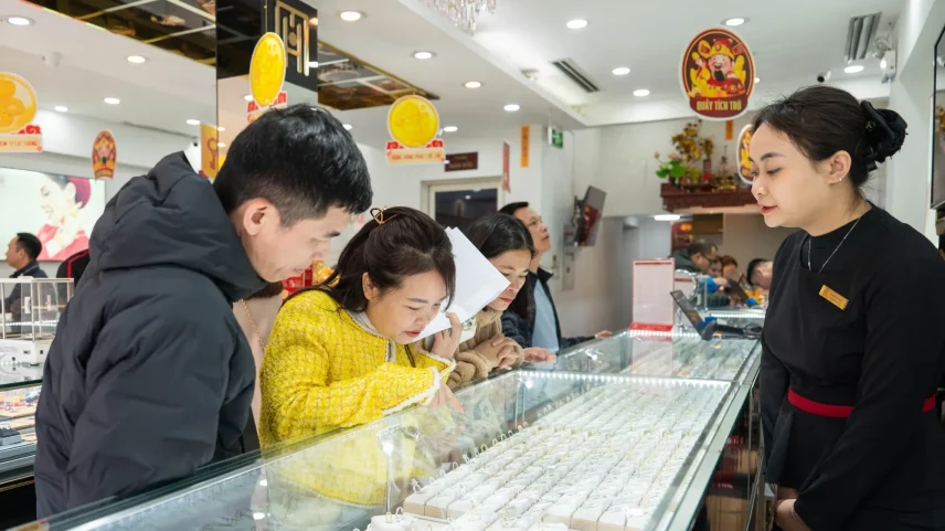 Customers at a Bao Tin Manh Hai store in Hanoi.