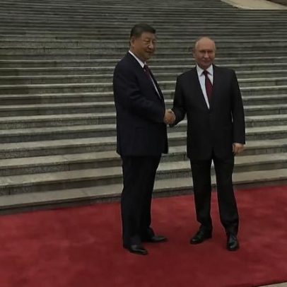 Xi cumprimenta Putin em cerimônia de boas-vindas em Pequim