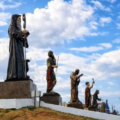 Caminho dos devotos reúne esculturas gigantes de santos