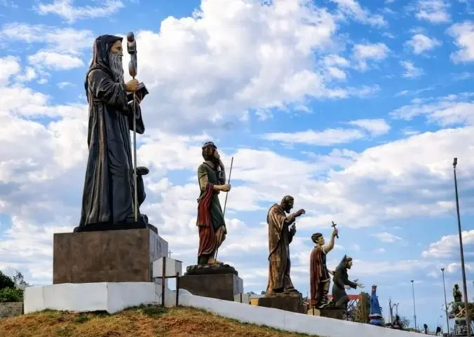 Esculturas de até 10 metros no Caminho dos Devotos atraem visitantes e fiéis no interior de São Paulo.