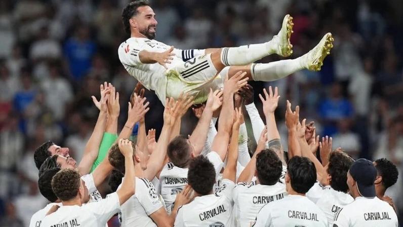 Daniel Carvajal, do Real Madrid, é lançado ao ar pelos companheiros para celebrar sua despedida do clube após a partida da LaLiga entre Real Madrid CF e Athletic Club, no Estádio Santiago Bernabéu, em 23 de maio
