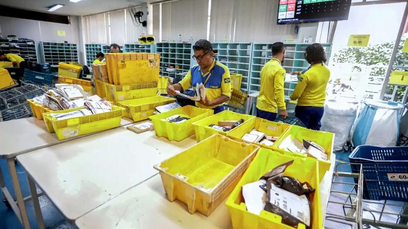 Funcionários dos Correios: estatal precisa reduzir o quatro para equilibrar suas finanças (Joédson Alves/Agência Brasil)